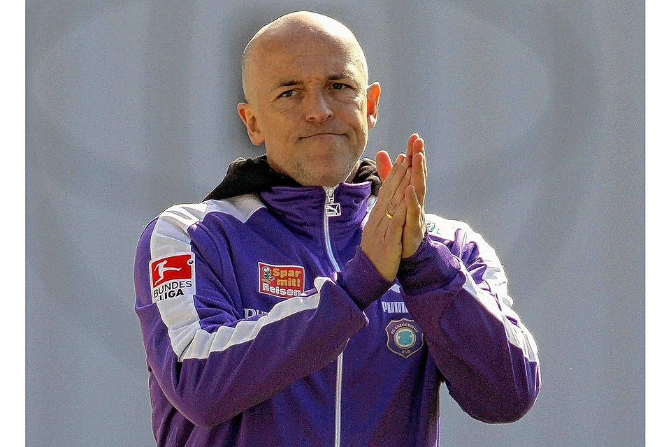 Karsten Baumann in Auer Trainingsjacke: Der Coach war von Februar 2012 bis April 2013 für die Sachsen tätig. Foto: Bernd Wüstneck
