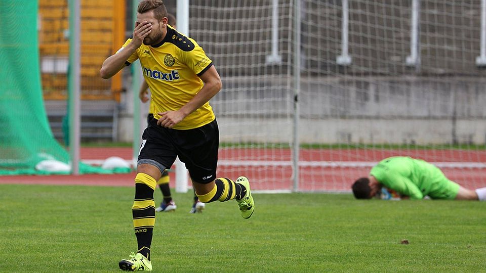 Nicht nur Trainer Christoph Starke konnte ob der blamablen Vorstellung im Augsburger Rosenaustadion nicht mehr hinsehen. Auch der eingewechselte Michael Eckert vergrub sein Gesicht hinter der Hand nach einer weiteren vergebenen Altstädter Chance. F: Krieger