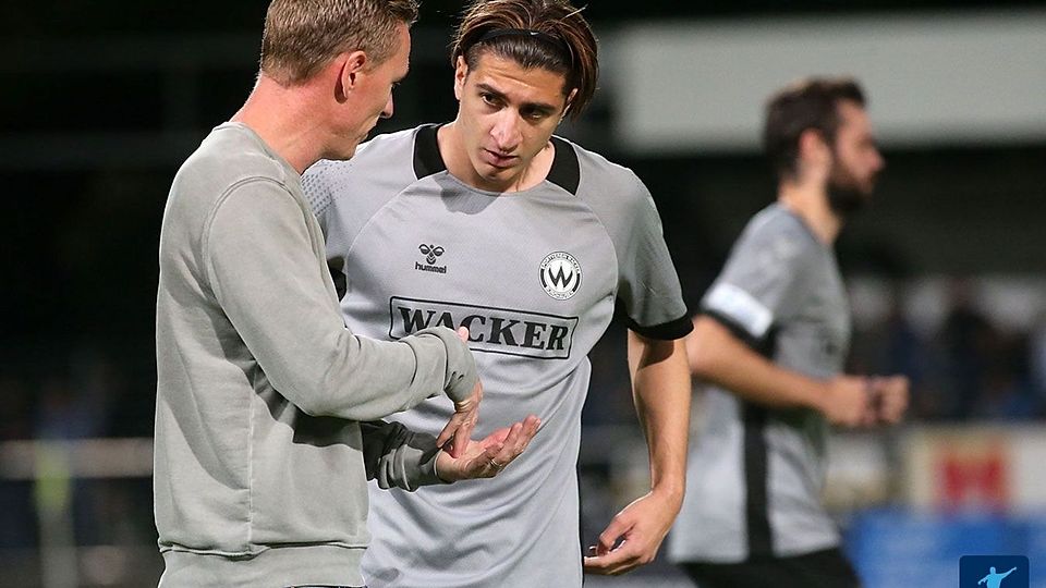 Offenbar gut zughört haben Georgios Spanoudakis und Kollegen ihrem Coach Leo Haas (li.). Wacker setzte sich in Memmingen verdient mit 3:0 durch.