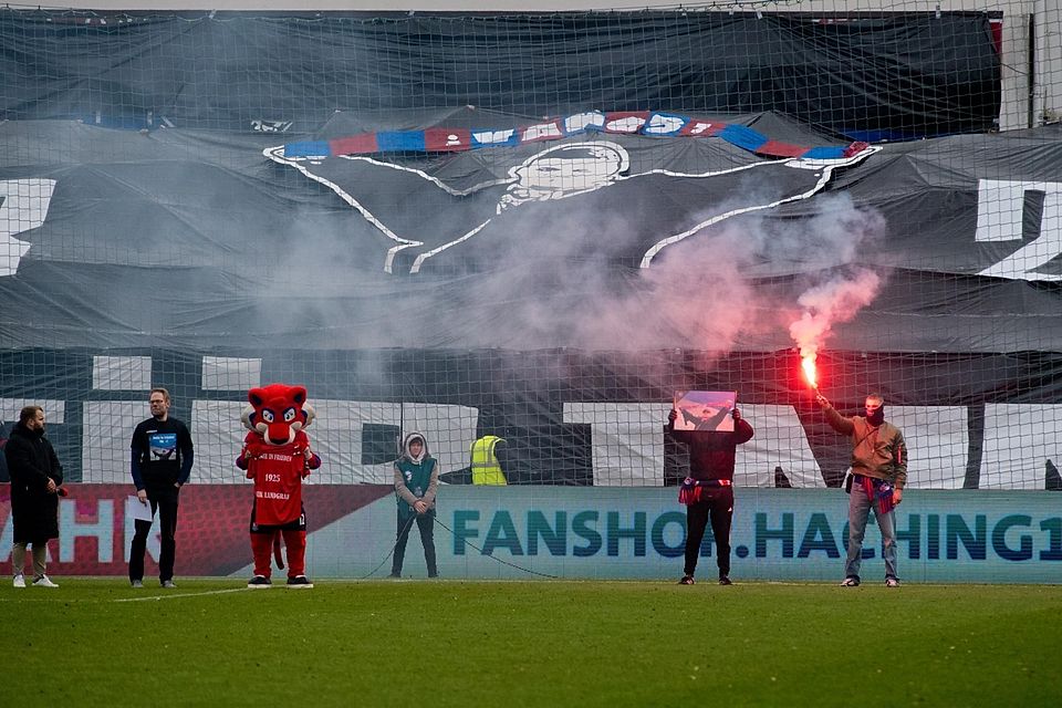 Mit einer Choreographie auf der Südtribüne haben die Fans einen aus ihrer Mitte verabschiedet: Der langjährige Haching-Fan Nik Landgraf war unerwartet mit nur 36 Jahren gestorben