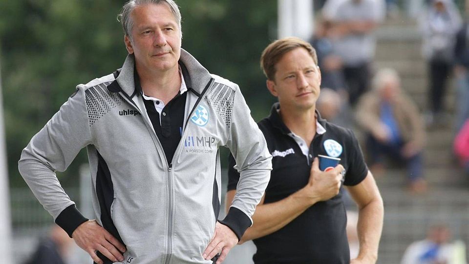 Ein gelassener Lutz Siebrecht (li., neben Trainer Ramon Gehrmann): Der Sportliche Leiter der Stuttgarter Kickers kann an der Seitenlinie aber auch Emotionen zeigen.