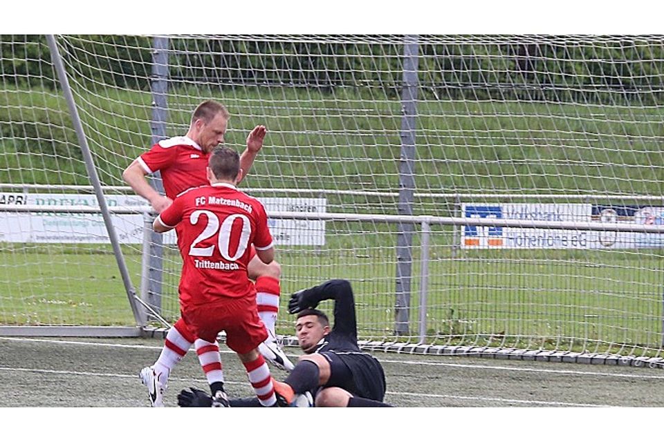 Michael Kranz (hinten) vom FC Matzenbach trifft gegen den ESV Crailsheim zweimal ins Tor – und zwar in der 54. Minute zum 0:1 und in der 88. Minute zum 0:3. Foto: Ric Badal