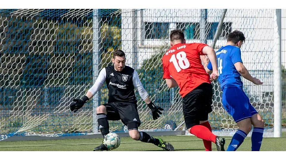 Ganz in seinem Element: Torwart Sven Lehne (hier noch im Trikot des FC Burgsolms) geht mit seiner SG Biskirchen/Ulmtal in das Spitzenspiel der Fußball-B-Liga Wetzlar gegen Verfolger SG Nauborn Laufdorf. (Archivfoto) © Jenniver Röczey