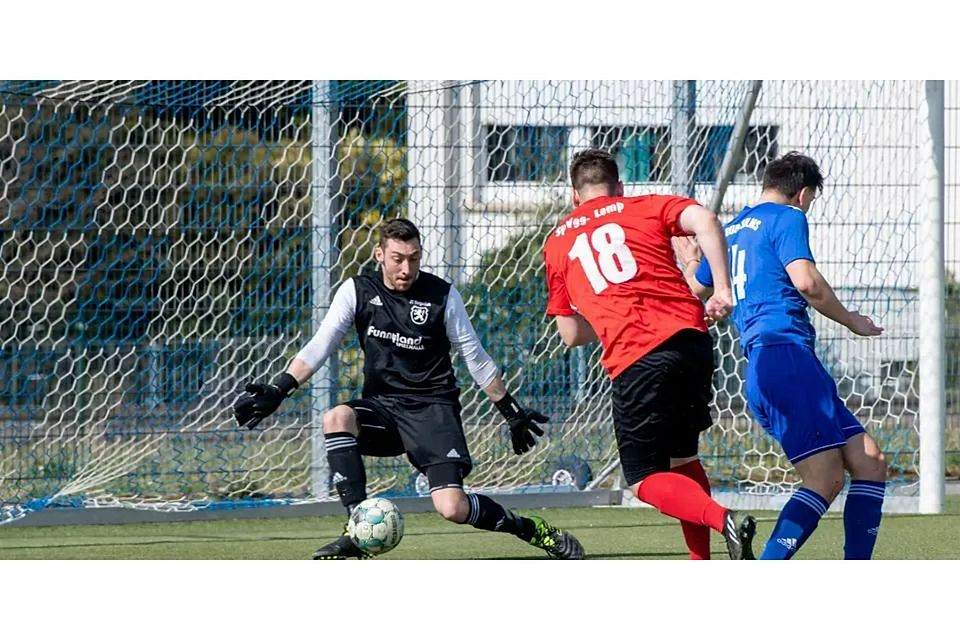 Ganz in seinem Element: Torwart Sven Lehne (hier noch im Trikot des FC Burgsolms) geht mit seiner SG Biskirchen/Ulmtal in das Spitzenspiel der Fußball-B-Liga Wetzlar gegen Verfolger SG Nauborn Laufdorf. (Archivfoto) © Jenniver Röczey