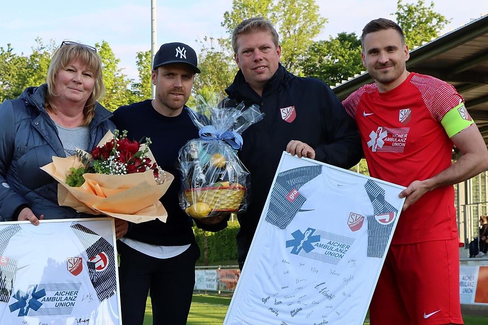 SV Heimstetten (rot) : TSV Grünwald, 09.05.2025, Foto: Michalek Verabschiedung vlnr.: Marion Schwarz, sportl. Leiter Christoph Schmitt, Trainer Roman Langer, Mannschaftsführer Lukas Riglewski
