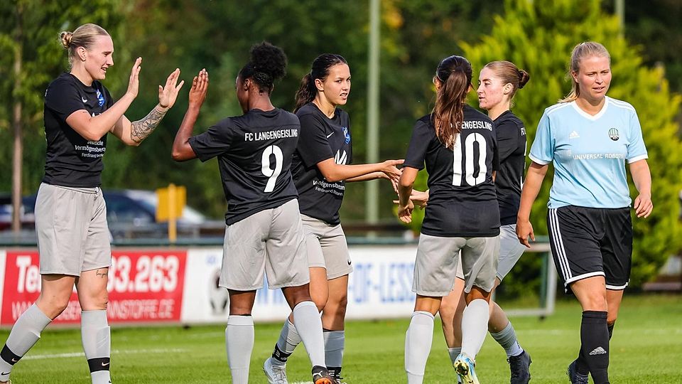 Jubel nach dem Treffer zum 2:0: Alexandra Kaufmann, Nana Opoku, Torschützin Ronja Buttstedt, Julia John und Lina Biegel (v.l) haben allen Grund zur Freude. Rechts: Gästespielerin Antonia Stichaner.