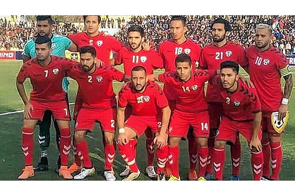 Länderspiel-Premiere für Afghanistan: Milad Salem (unten, 3. von re.) debütierte gegen Tadschikistan in der Nationalmannschaft seines Heimatlandes.
