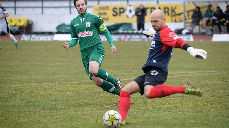 Matthias Götz (am Ball, in Diensten des FC Amberg) hat sich für ein Engagement bei der SpVgg Jahn Forchheim überzeugen lassen. F: Brückmann