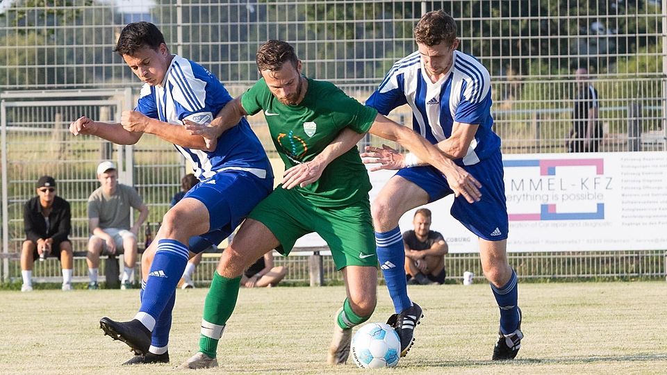 Absolut auf Augenhöhe agierte der TSV Tutzing (Mitte Anton Müller) am Dienstag gegen den FSV Höhenrain II (l. Florian Brücklmeier, r. Maxi Maier), aber am Ende ging der Aufsteiger nach zwei Standard-Gegentreffern wieder leer aus.