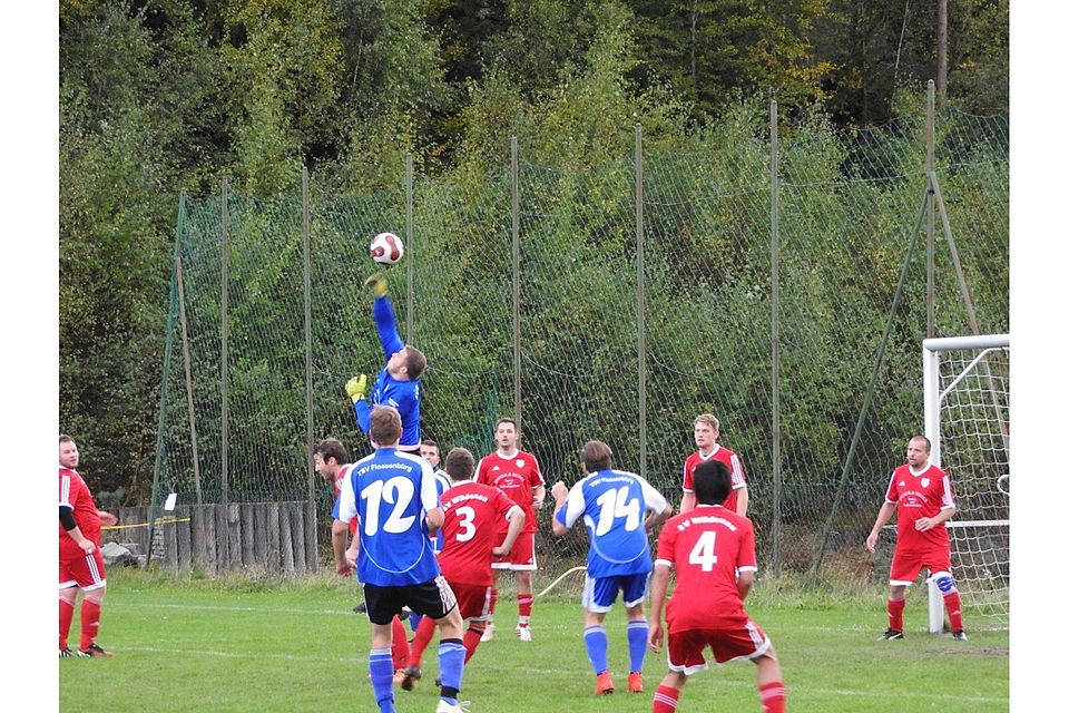 Mit 6:0 fertigte der neue alleinige Spitzenreiter der A-Klasse Ost, TSV Flossenbürg (in blau), den Klassenneuling SV Wildenau ab.  F: Pichl