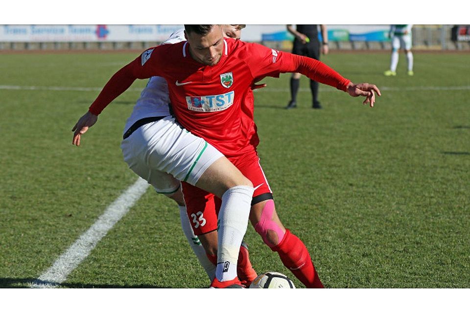 Eng umschlungen: Der Wormate Nikolaos Dobros (r.) und sein Fürther Gegenspieler Tom Schulz ringen um den Ball.	Foto: BK/ Dirigo