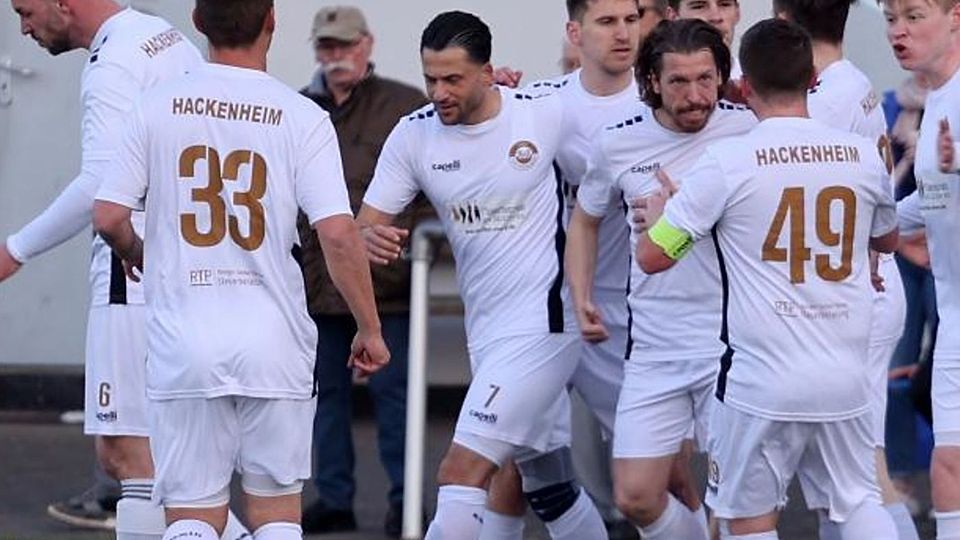 Am liebsten jubeln wollen die Hackenheimer um Spielertrainer Tim Hulsey am liebsten wieder am Sonntag beim Derby in Hackenheim.	Foto: Mario Luge