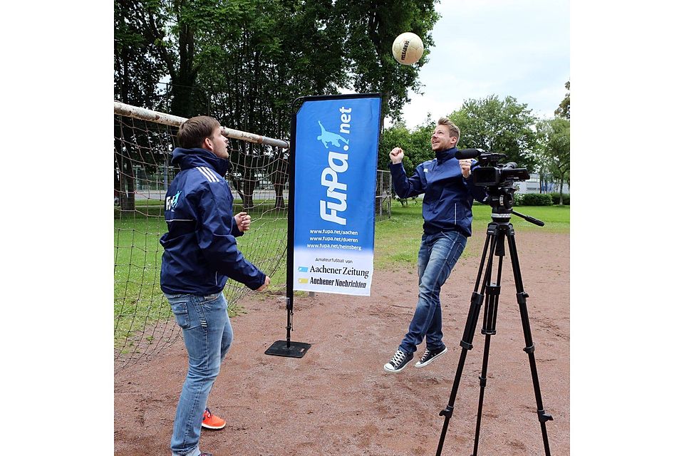 Und sie können auch noch mit dem Ball umgehen: Oberpfleger André Nückel (links) und Kameramann Tobias Königs aus der FuPa-Redaktion beim Freizeit-Kick. Foto: Andreas Steindl