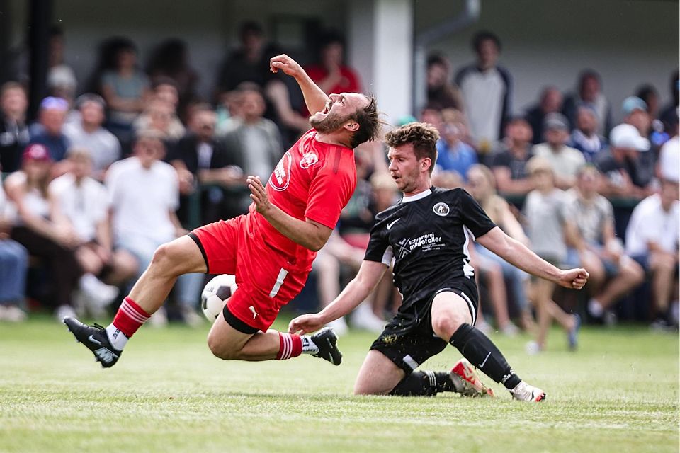 Fußball; Saison 2025/26; Kreisklasse; Relegation, Hinspiel; Philipp Erhard von Gastgeber SG Kinsau/Apfeldorf (in Schwarz) streckt per Grätsche Andreas Neumeier vom TSV Steingaden nieder und sieht dafür die rote Karte am 4. Juni 2026