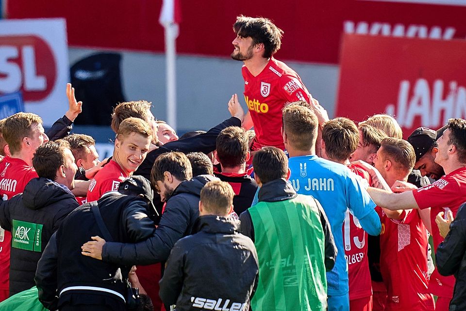 Abpfiff: Nach seinem letzten Spiel gegen St. Pauli wird Oliver Hein von seinen Kollegen auf Händen getragen.