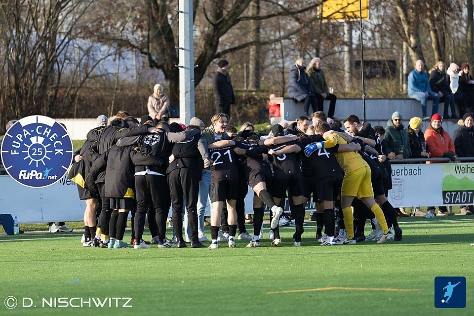 Eingeschworene Einheit: Der FC 07 beim Derby auswärts gegen den TSV Auerbach. 