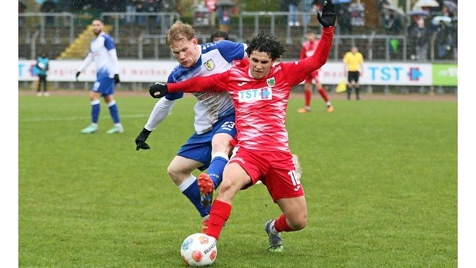 Einsatz und Leidenschaft sind gefragt: Wormatias Rechtsverteidiger Fridel Ralda de Oliveira (rotes Trikot) kommt vor dem Gau-Odernheimer Philip Kohlstadt an den Ball. 	Archivfoto: Christine Dirigo/pakalski-press