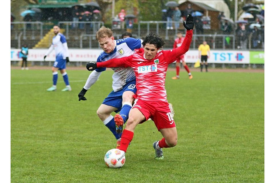 Einsatz und Leidenschaft sind gefragt: Wormatias Rechtsverteidiger Fridel Ralda de Oliveira (rotes Trikot) kommt vor dem Gau-Odernheimer Philip Kohlstadt an den Ball. Archivfoto: Christine Dirigo/pakalski-press Einsatz und Leidenschaft sind gefragt: Wormatias Rechtsverteidiger Fridel Ralda de Oliveira (rotes Trikot) kommt vor dem Gau-Odernheimer Philip Kohlstadt an den Ball. Archivfoto: Christine Dirigo/pakalski-press