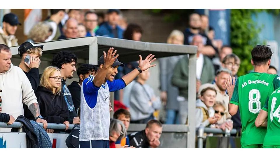 Versteht die Welt nicht mehr: Kevin Kaguah verliert dem VfB Marburg in der Fußball-Hessenliga gegen Baunatal. (Archivfoto) © Stefan Tschersich