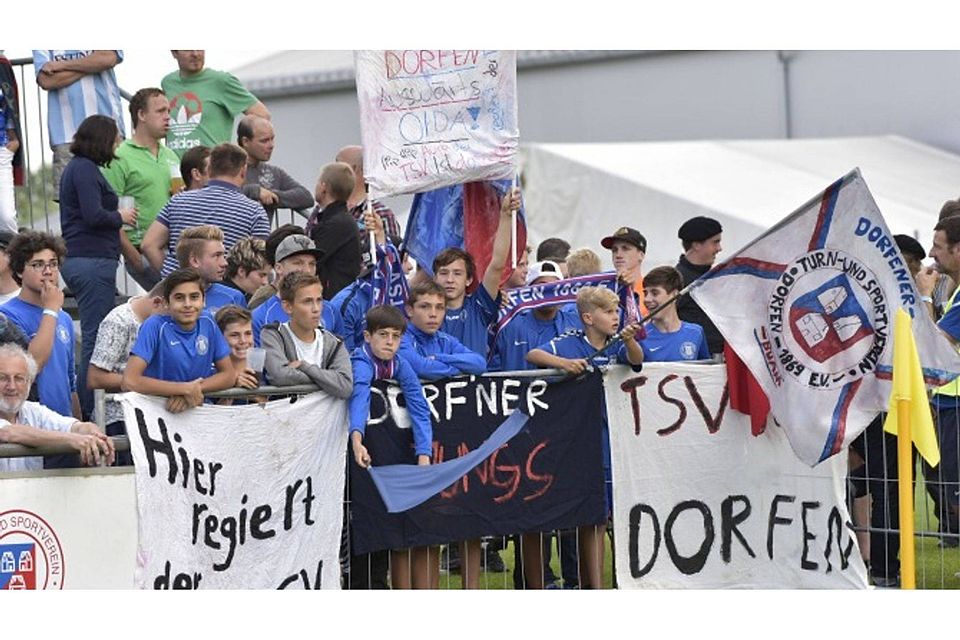 Dorfens Fanclub: Mit Fahnen und Spruchbändern unterstützte der Nachwuchs das Herrenteam. Foto: Weingartner