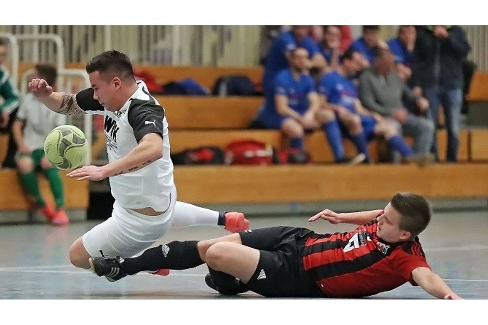 Tackling geht auch in der Halle, zeigt Timo Knierim (TSV Höchst/rechts) im Duell mit Siegfried Eisele (SG Sandbach). Das Turnier entschied Gastgeber Höchst knapp für sich.	Foto: Herbert Krämer