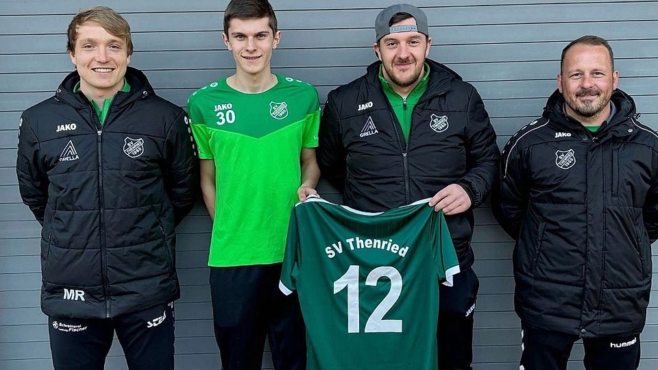Von links: Spielertrainer Christian Wendl, Neuzugang Maximilian Lernbecher, Abteilungsleiter Mario Attenberger und Trainer Manuel Dachs.