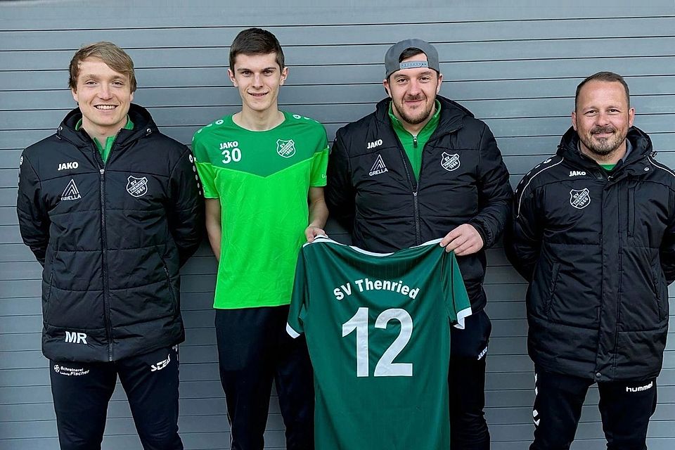 Von links: Spielertrainer Christian Wendl, Neuzugang Maximilian Lernbecher, Abteilungsleiter Mario Attenberger und Trainer Manuel Dachs. Von links: Spielertrainer Christian Wendl, Neuzugang Maximilian Lernbecher, Abteilungsleiter Mario Attenberger und Trainer Manuel Dachs.