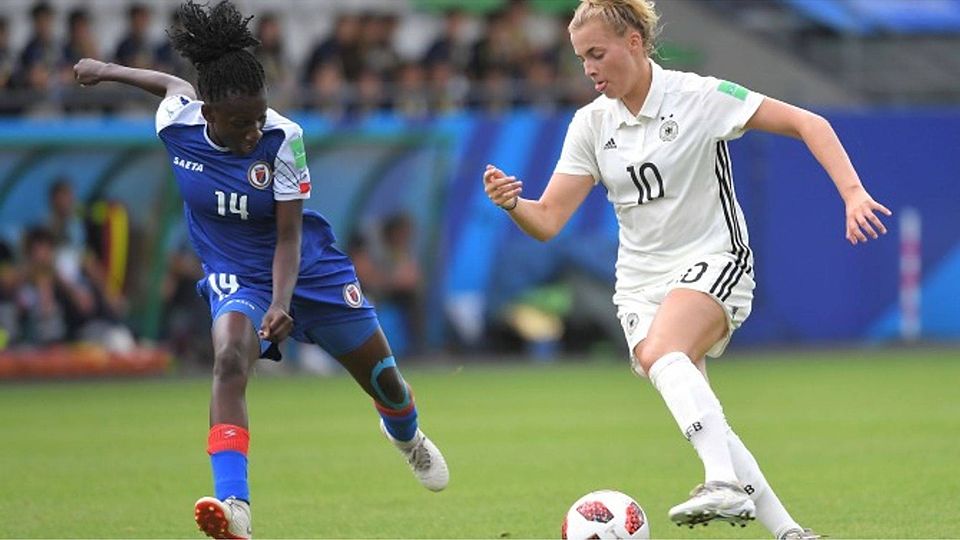 Bei der U 20-Weltmeisterschaft erzielte Laura Freigang (rechts) zwei Tore für die deutsche Nationalmannschaft, eins davon beim 3:2-Sieg gegen Haiti.	Foto: dpa