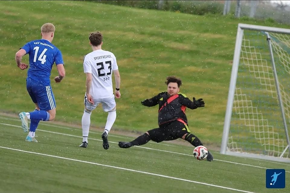 Luis Kampermann li. erzielt das 2:0 für den SSV Weilerswist und läßt Sportfreunde D-H-O Keeper, Bastian Hilpertund Sportfreunde D-H-O Akteur Paul Alberty keine Chance.