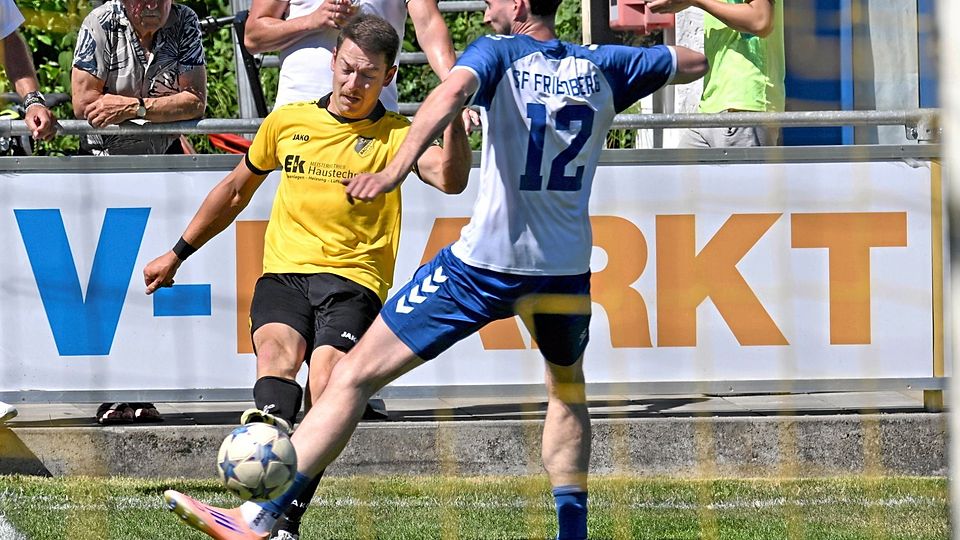 Gehen zusammen in die Kreisklasse: Der feststehende Absteiger Sport-Freunde Bachern (gelb) sorgt mit dem Unentschieden im Friedberg-Derby dafür, dass auch die Sportfreunde Friedberg in die Kreisklasse gehen müssen.