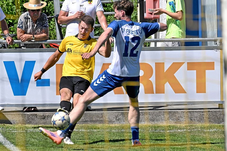 Gehen zusammen in die Kreisklasse: Der feststehende Absteiger Sport-Freunde Bachern (gelb) sorgt mit dem Unentschieden im Friedberg-Derby dafür, dass auch die Sportfreunde Friedberg in die Kreisklasse gehen müssen. Gehen zusammen in die Kreisklasse: Der feststehende Absteiger Sport-Freunde Bachern (gelb) sorgt mit dem Unentschieden im Friedberg-Derby dafür, dass auch die Sportfreunde Friedberg in die Kreisklasse gehen müssen.