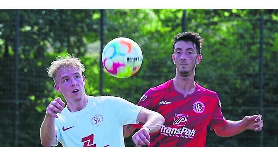 Robert Cloos (r.), hier noch im Trikot des SC Waldgirmes als Bewacher des Kinzenbachers Justin Schweitzer, steht dem SSC Burg wieder zur Verfügung. (Archivbild) © Peter Froese