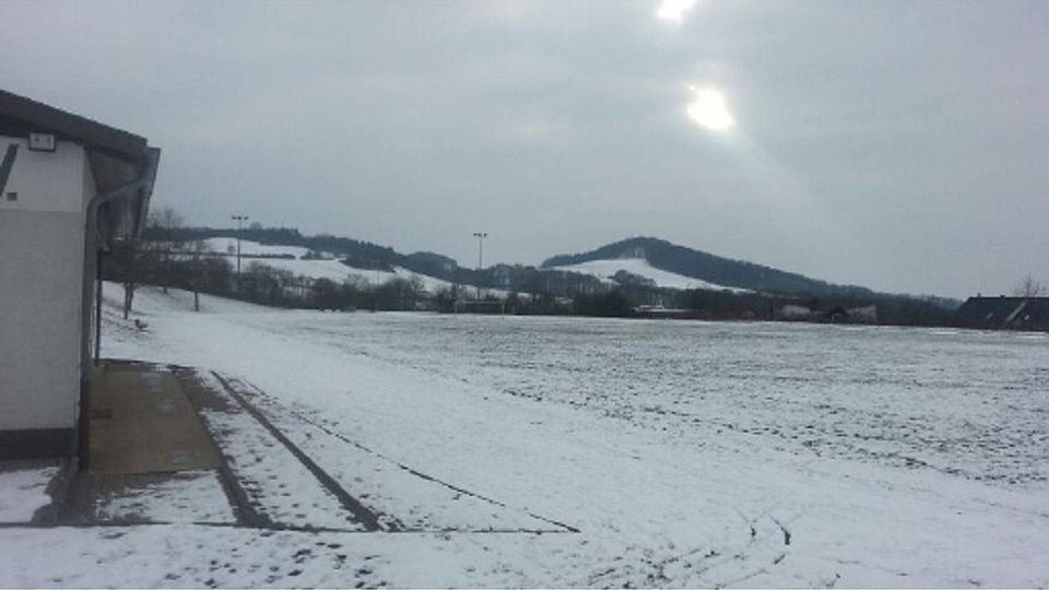 Der Sportplatz in Gensungen ist mit Eis und Schnee bedeckt