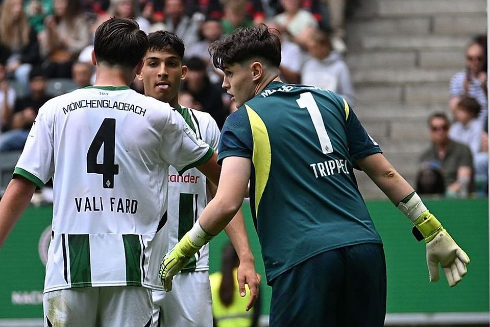 Marcello Trippel und Elias Vali Fard müssen mit Deutschlands U17 noch um den Einzug in die K.O.-Runde zittern.