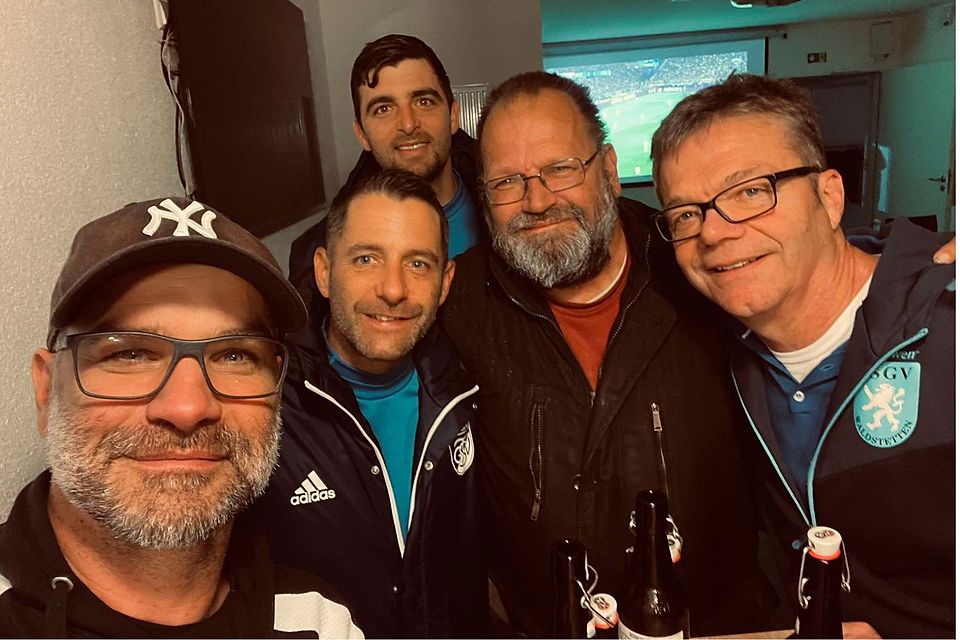 Es sind lauter Waldstetter, auch wenn zwei von denen beim TSGV Rechberg tätig sind. Von links nach Rechts Stefan Dudium (Trainer Waldstetten II), Benjamin Vogt (Trainer Rechberg) und neben mir Michael Henkel (Vereinsmitarbeiter Waldstetten). Hinten noch Max Holl (Spieler Rechberg).