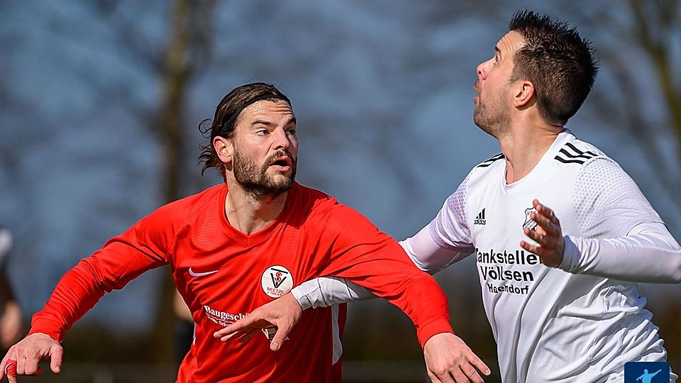 David Mehl (rotes Trikot) wird wieder für den TuS Neetze auf Torejagd gehen. Die Szene stammt aus dem Landesliga-Spiel gen die VSV Hedendorf/Neukloster aus der Saison 2022/23. In diesem Spiel erzielte Mehl zwei Treffer. Am Ende gewann der TuS mit 3:1.