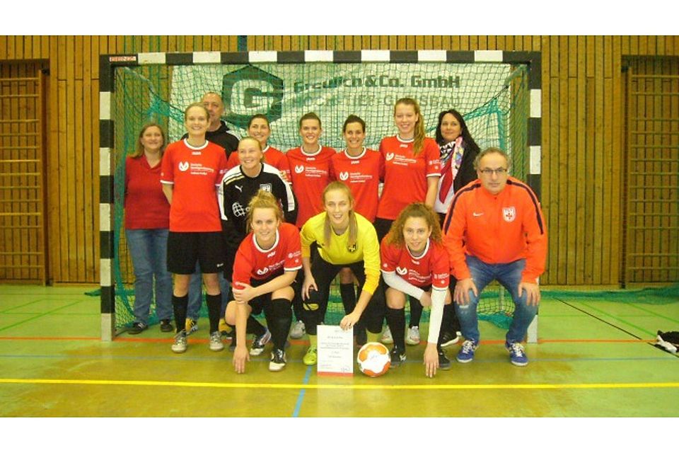 Die Siegerinnen des TSV Neckarau, zusammen mit Daniela Quintana vom Badischen Fußballverband
