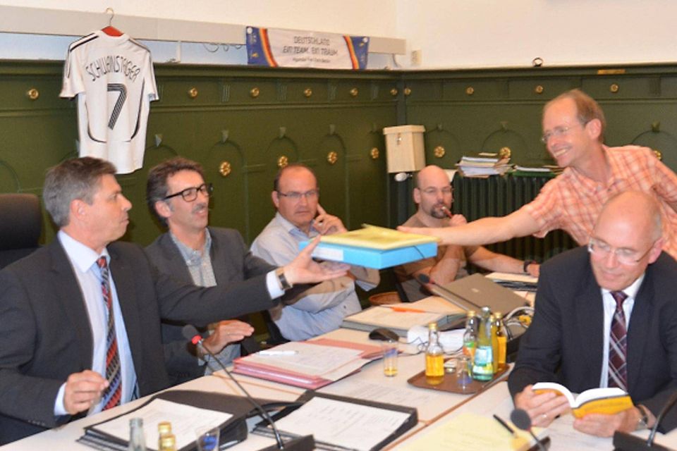 BI-Sprecher Hans-Ulrich Rammelt übergibt Bürgermeister Nitz die Liste.  | Foto: André Hönig