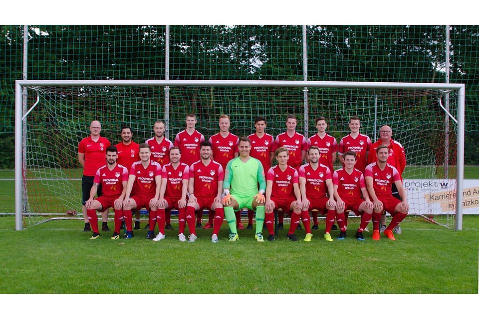 Der SC RW Verne mit seinem Trainerduo Christoph Schnieders und Koray Arslan (hinten von links) positioniert sich für die neue Bezirksligasaison. 