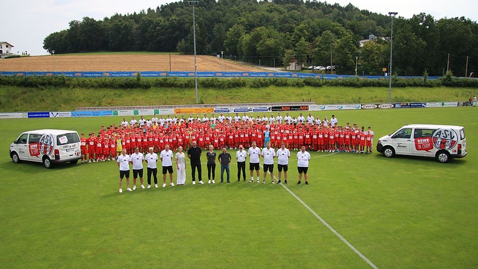Rückblick: Vergangenes Jahr wurden die neuen Vereinsbusse im Rahmen des Kick-Offs präsentiert.