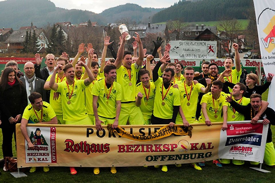 Strahlende Sieger nach einem Krimi: Der SV Oberschopfheim ist Bezirkspokal-Sieger! | Foto Bettina Schaller