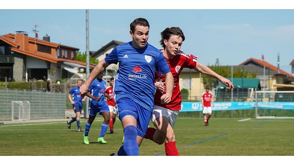 Hält seiner SG Niederbiel trotz Rückzugs in die Wetzlarer Fußball-C-Liga die Treue: Angreifer Nils Schäfer (l.). (Archivbild) © Isabel Althof