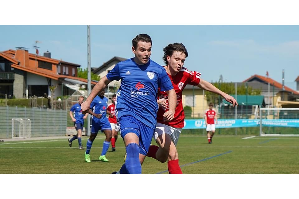 Hält seiner SG Niederbiel trotz Rückzugs in die Wetzlarer Fußball-C-Liga die Treue: Angreifer Nils Schäfer (l.). (Archivbild) © Isabel Althof Hält seiner SG Niederbiel trotz Rückzugs in die Wetzlarer Fußball-C-Liga die Treue: Angreifer Nils Schäfer (l.). (Archivbild) © Isabel Althof
