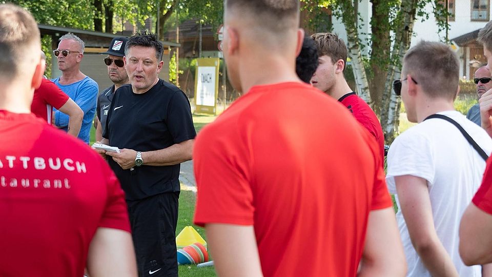 Auftaktbesprechung: Trainer Ivica Coric (schwarzes Shirt) und Abteilungsleiter Thomas Herndl (dahinter) begrüßten den Forstinninger Landesliga-Kader.