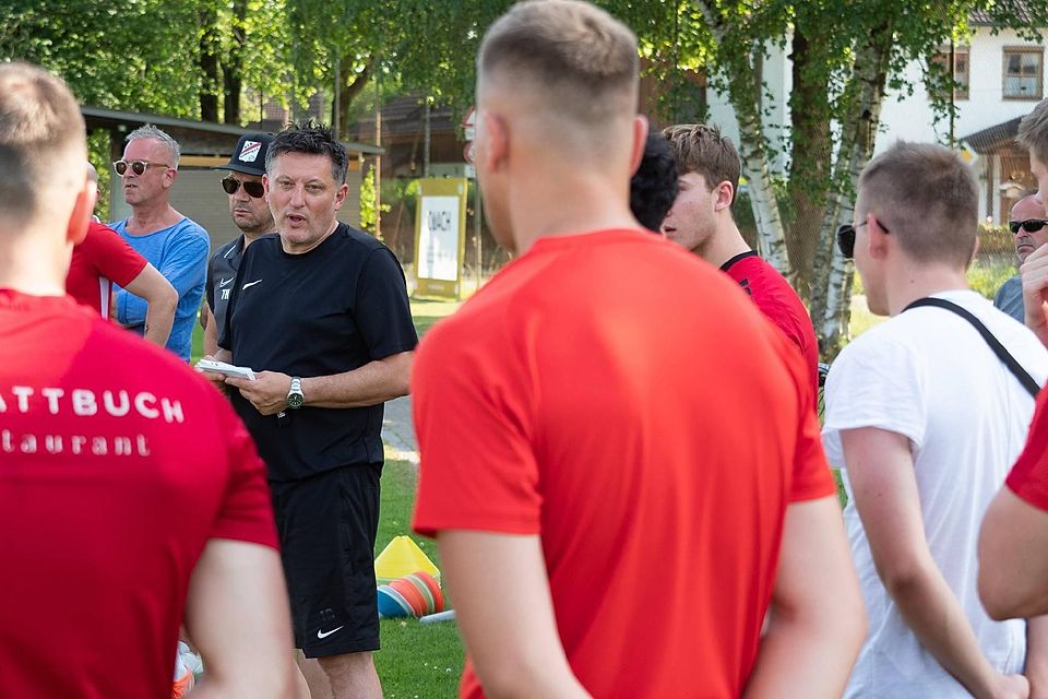 Auftaktbesprechung: Trainer Ivica Coric (schwarzes Shirt) und Abteilungsleiter Thomas Herndl (dahinter) begrüßten den Forstinninger Landesliga-Kader.