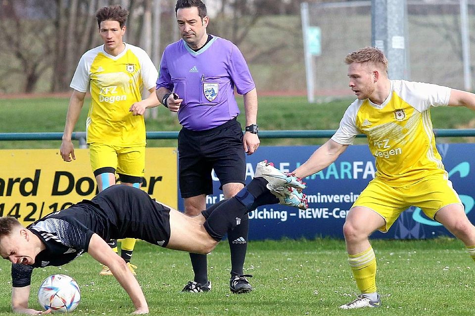 Seine Gegner zu Fall bringen will der TSV Geiselbullach (gelbe Trikots).