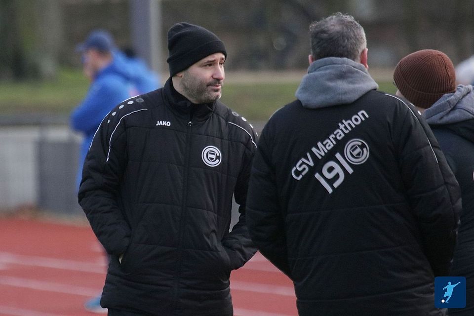 Onur Özkaya (l.) äußert sich zu den jüngsten Transfers des CSV Marathon. 