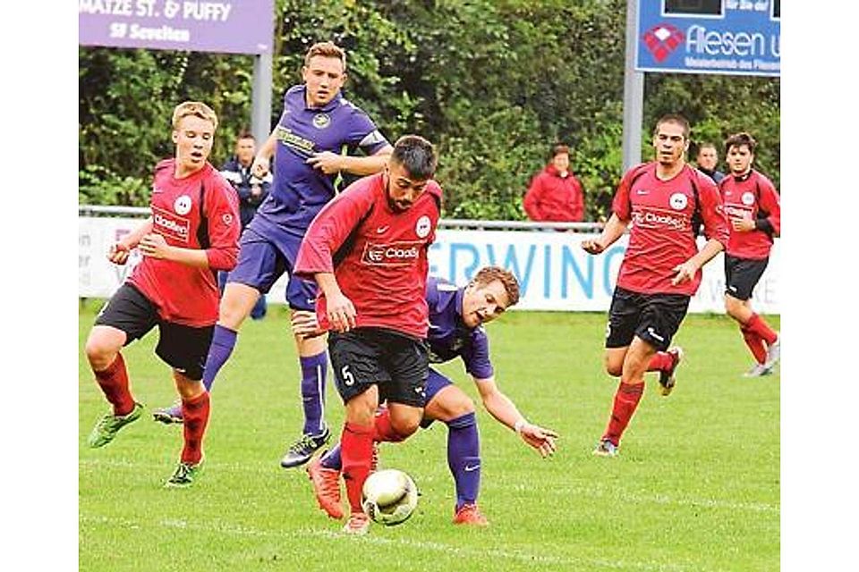 Die Sportfreunde Sevelten (in Lila) hatten am Sonntag im Heimspiel gegen die kampfstarken Ramsloher mit  0:3 das Nachsehen.. Olaf Klee