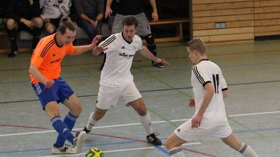 Die Bretzenheimer Futsal-Wölfe (links Walery Engel) treffen am ersten Spieltag der neuen Hessenliga-Saison auf den TuS Hornau. Archivbild: Kloos