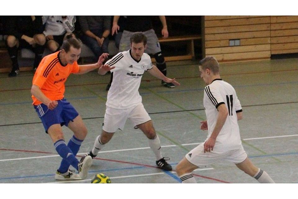Die Bretzenheimer Futsal-Wölfe (links Walery Engel) treffen am ersten Spieltag der neuen Hessenliga-Saison auf den TuS Hornau. Archivbild: Kloos